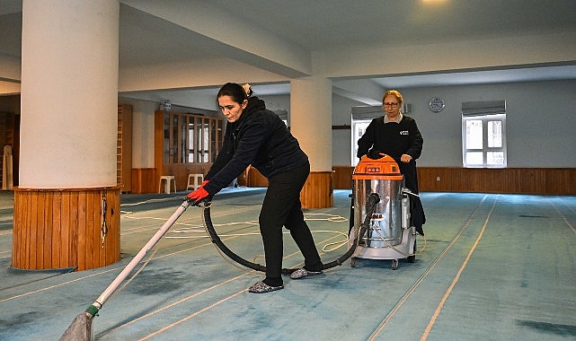 Bornova’da Ramazan temizliği: Camiler ilk teravihe hazır