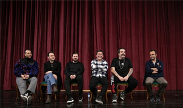 İzmir Şehir Tiyatroları sanatçıları genç tiyatroseverlerin sorularını cevapladı
