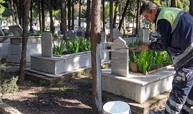 İzmir’de bayram öncesi mezarlıklara özel bakım