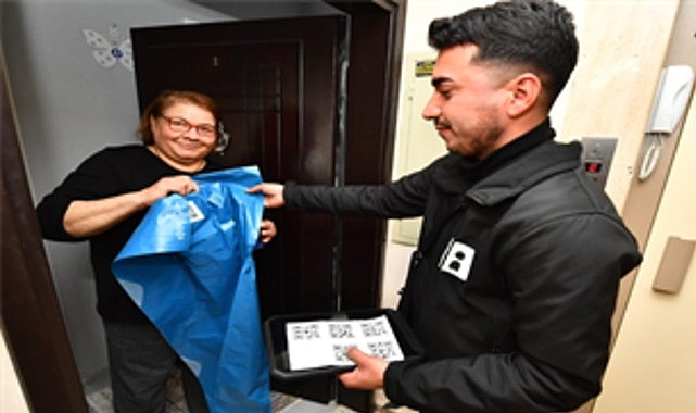 İzmir’in atık yönetiminde “QR kodlu mavi poşet” dönemi