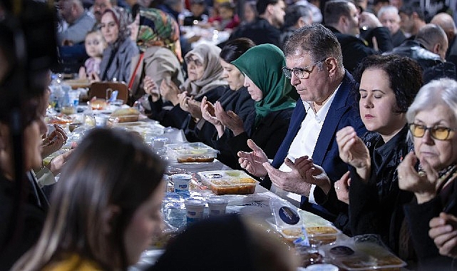 İzmir’in dayanışma ruhu iftar sofralarında büyüyor