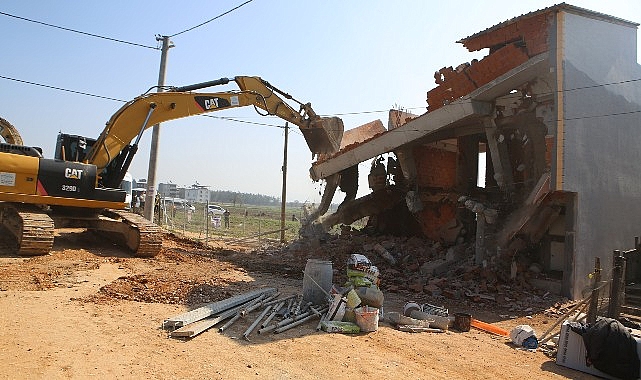 Nilüfer’de 2 katlı kaçak bina yıkıldı