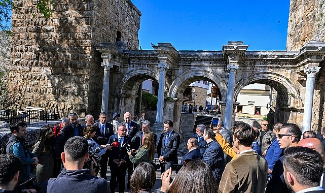 Başkan Böcek sektör temsilcileriyle Kaleiçi’nde