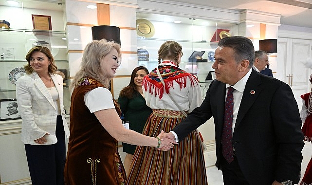 Dünya çocukları Başkan Muhittin Böcek’i ziyaret etti