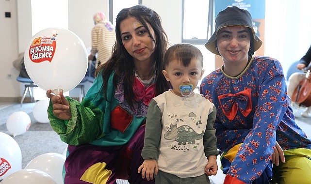 Hastanedeki çocuklara 23 Nisan sürprizi