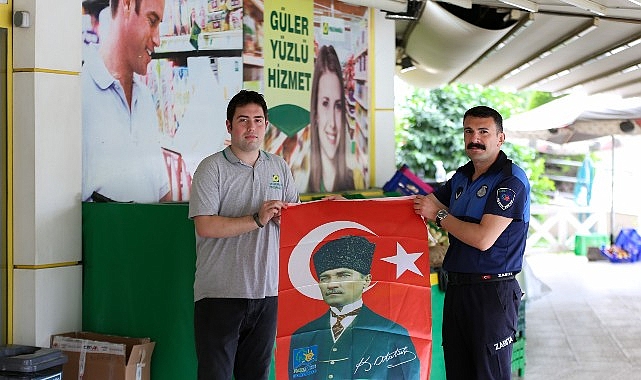 NARLIDERE BELEDİYESİ BASIN MERKEZİ NARLIDERE BELEDİYESİ’NDEN ESNAFA BAYRAK DAĞITIMI Narlıdere Belediyesi, 19 Mayıs’ın 106’ncı yıl dönümü kutlamaları kapsamında ilçe esnafına Atatürk baskılı Türk Bayrağı dağıttı