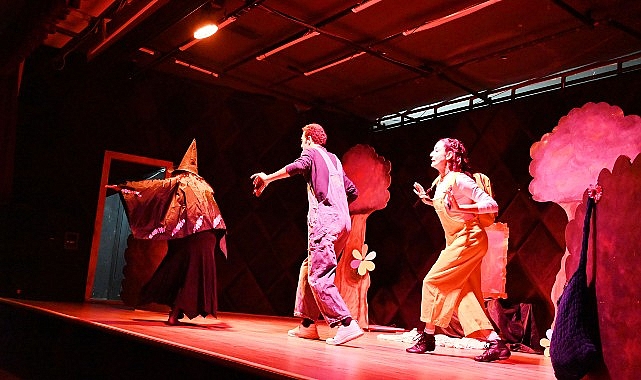 Minik öğrencilerin tiyatro keyfi