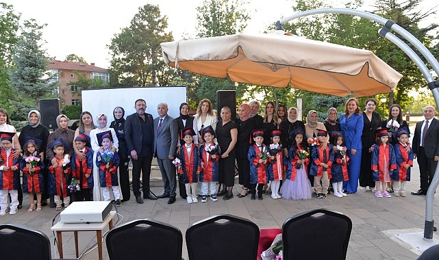 Miniklerin Mezuniyet Sevinci