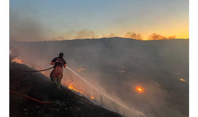 Aliağa Hacıömerli Mahallesi makilik alanda çıkan yangına müdahale sürüyor