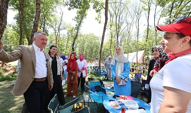 Başkan Büyükakın, Gebze’de annelerin pikniğine katıldı