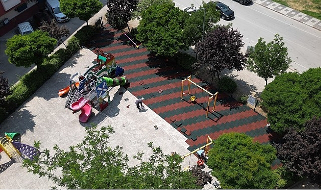 İnegöl’de 7 Mahallede 22 Parkın Zemini Yenileniyor