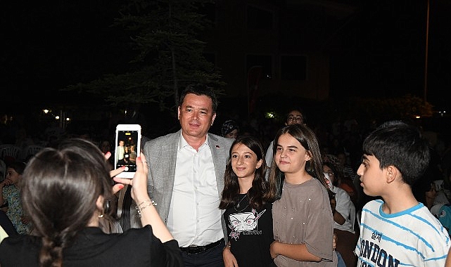 Başkan Aydın, Güneştepe’de çocuklarla açık hava sinemasında buluştu