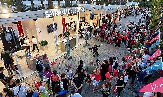 Bayraklı standında Zafer Bayramı coşkusu