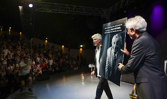 Buca Zeki & Metin sahnesinin uzun süren sessizliği alkışlarla bozuldu