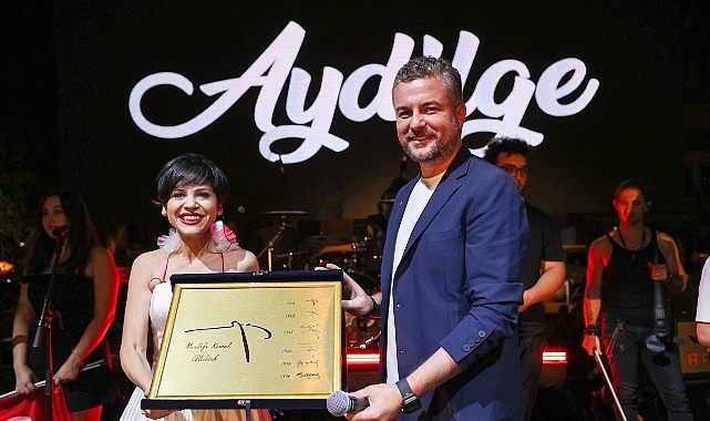 Buca’da Zafer Bayramı coşkusu Aydilge konseri ile taçlandı