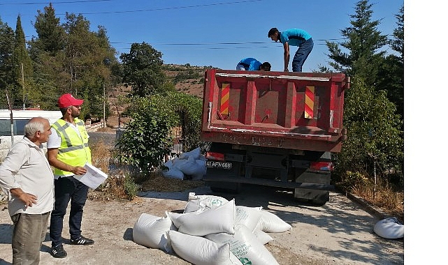 Büyükşehir’den üreticiye tavuk yemi ve ekipman desteği
