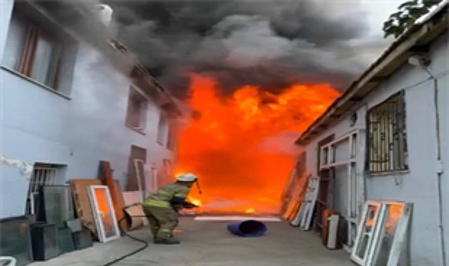 İzmir İtfaiyesi Konak’taki yangına müdahale etti