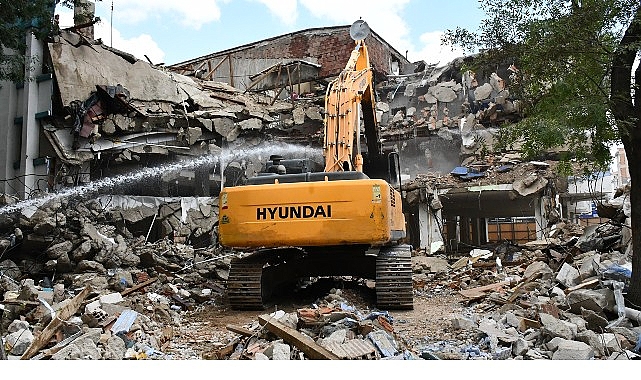 Lüleburgaz Belediyesi’nin eski hizmet binası yıkılıyor
