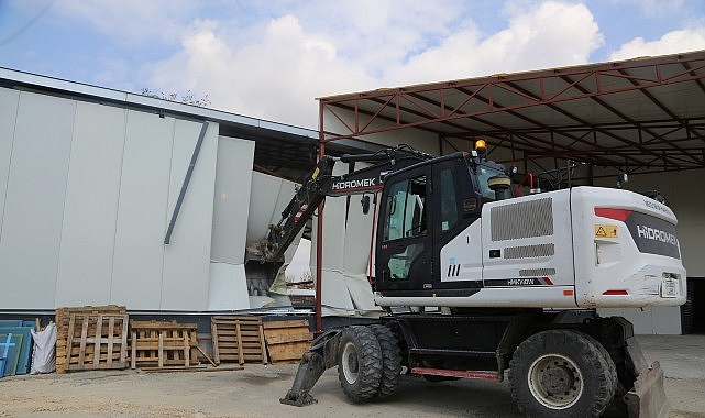 Nilüfer’de kaçak iki iş yeri yıkıldı