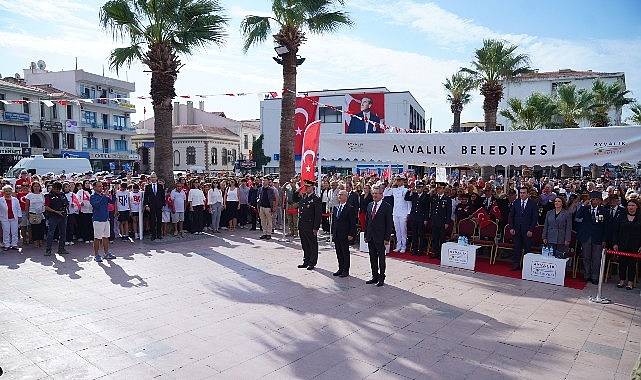 Ayvalık’ın düşman işgalinden kurtuluşunun 103. yılı, Cumhuriyet Meydanı’nda düzenlenen etkinliklerle coşkuyla kutlandı.
