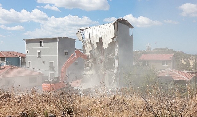 Bayraklı’da 5 katlı kaçak yapı yıkıldı
