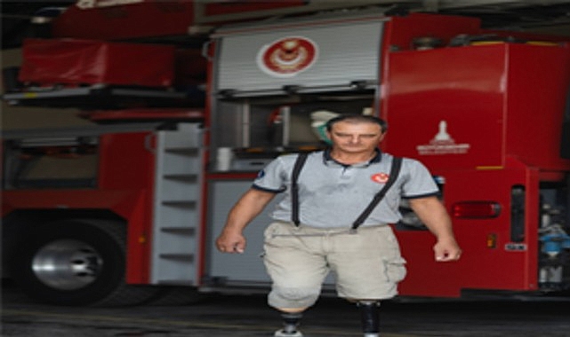 Engelli itfaiyeci çok sevdiği mesleğinden hiç kopmadı