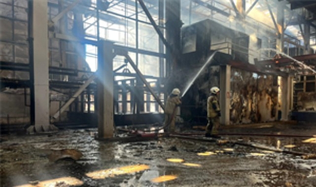 İzmir İtfaiyesi, ALOSBİ’deki fabrika yangınına müdahale etti