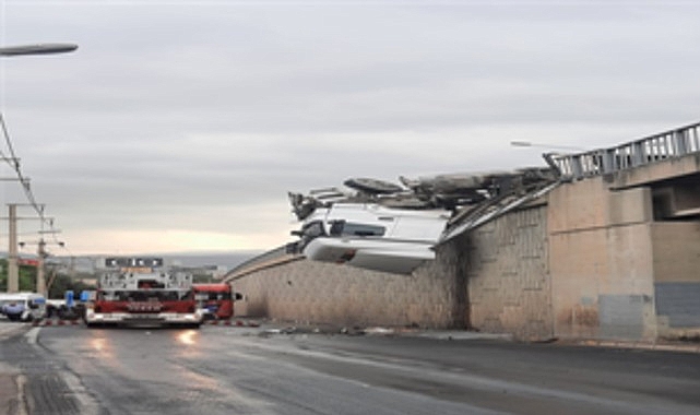 İzmir İtfaiyesi kaza sonrası viyadükte asılı kalan tır şoförünü kurtardı