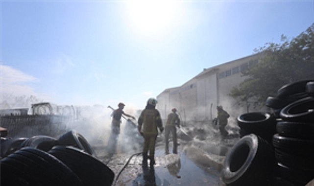 İzmir İtfaiyesi lastik deposu çevresindeki yangını söndürdü