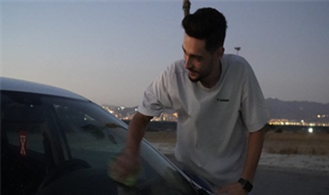 İzmir’de arabada film keyfi