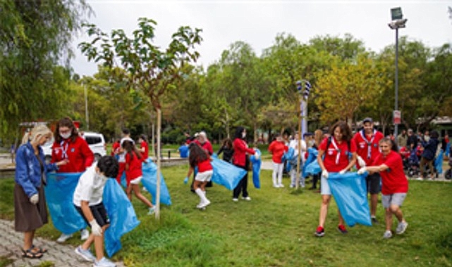 İzmirlilerden dünya rekoru için kıyı temizliği