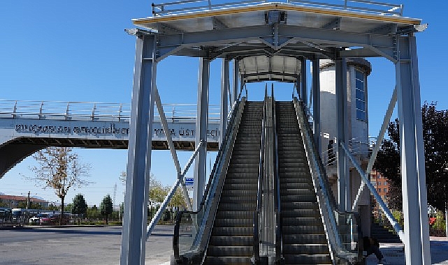 Konya Büyükşehir, Üniversite Öğrencilerinin Yoğun Kullandığı Yaya Üst Geçidine Yürüyen Merdiven Kazandırdı