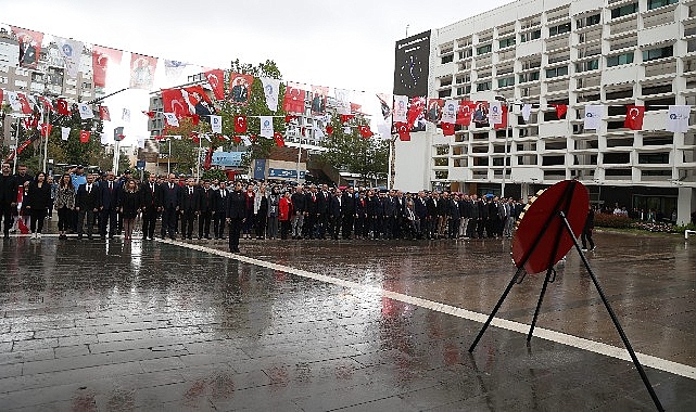 Başkan Vekili Özdemir çelenk sunma törenine katıldı