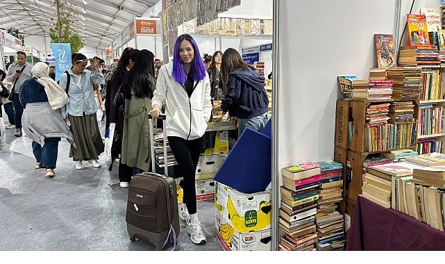 Fuardan valiz dolusu kitapla çıkıyorlar