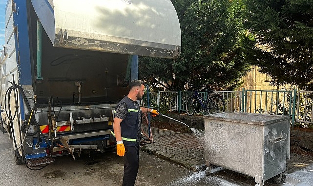 Gölcük’te çöp konteynerleri düzenli olarak temizleniyor