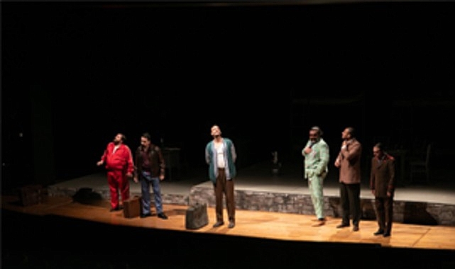 İzmir Şehir Tiyatroları sezonu yeni sahnesinde açtı