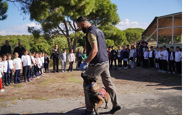 Jandarma arama kurtarma köpeği Çilek çocukların sevgilisi oldu
