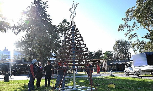 Kemer Belediyesi’nden cam atıklarından yılbaşı ağacı